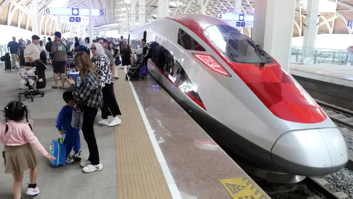 Penumpang berjalan keluar saat tiba di Stasiun Kereta Cepat Whoosh Halim, Jakarta, Sabtu (5/4/2025). (Dery Ridwansah/ JawaPos.com)