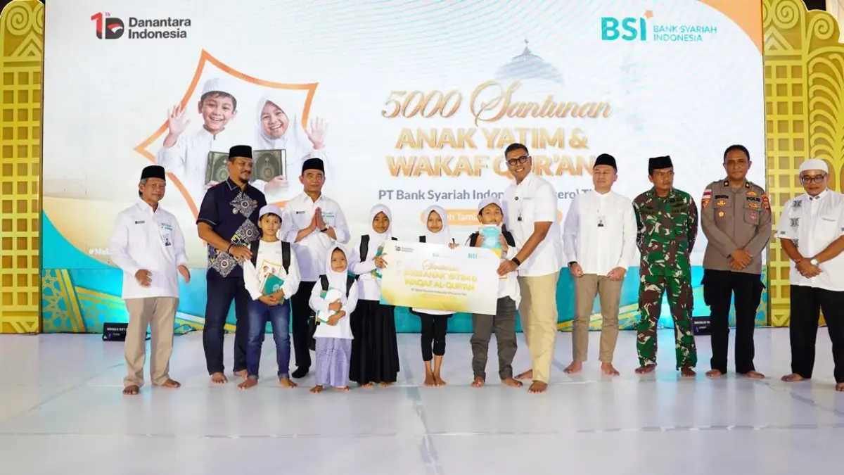 Direktur Utama PT Bank Syariah Indonesia (Persero) Tbk (BSI) Anggoro Eko Cahyo (empat dari kiri), bersama Komisaris Utama BSI Muhadjir Effendy (tiga dari kiri), Ketua Dewan Pengawas Syariah BSI Prof KH Hasanudin (paling kiri), Direktur Information Technology BSI Muharto Hadi Suprapto (lima dari kiri) dan Bupati Aceh Tamiang Armia Fahmi (dua dari kiri) berfoto bersama anak anak dalam acara Santunan 5.000 Anak Yatim dan Wakaf Al-Quran yang berpusat di Aceh Tamiang dan serentak digelar di 9 titik regional BSI. Aceh, Medan, Palembang, Jakarta, Bandung, Semarang, Surabaya, Kalimantan, dan Makassar.