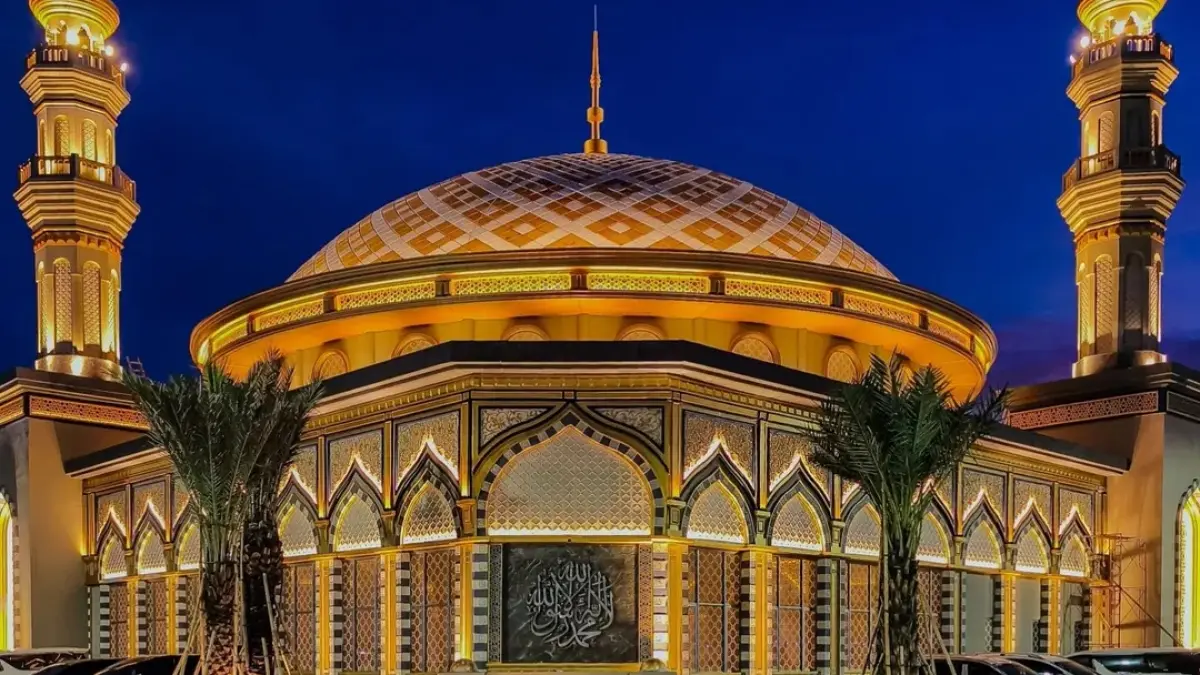 Pada 15 Januari 2026, sebuah masjid megah resmi dibuka di kawasan Riverwalk Island PIK 1 dengan nama Masjid Al Ikhlas Pantai Indah Kapuk. Masjid ini menjadi salah satu tempat ibadah muslim pertama yang berada di dalam kawasan PIK. (Instagram)