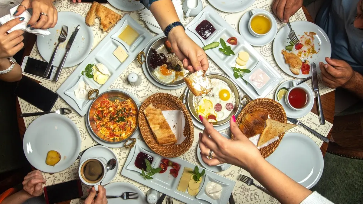 ILUSTRASI: Berbuka puasa bersama sahabat. (Istimewa)