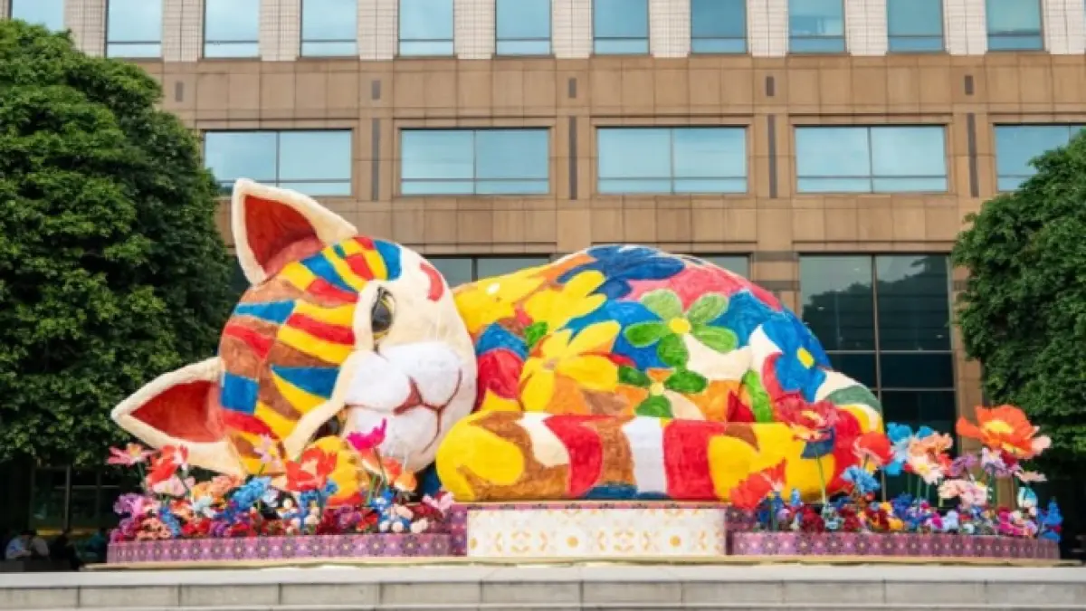 Instalasi kucing yang viral di media sosial, terletak di area The Musical Fountain, Plaza Senayan (via akun @plaza_senayan)