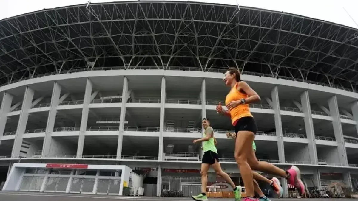 Lokasi yang paling populer untuk lari adalah kawasan Gelora Bung Karno di Senayan. Kompleks olahraga ini memiliki lintasan lari dan jalur pedestrian yang luas sehingga nyaman digunakan untuk jogging. (Dok JawaPos.com)