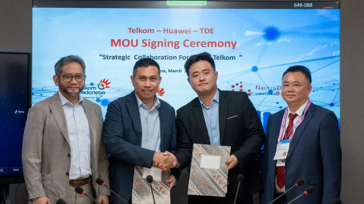 Penandatanganan Nota Kesepahaman (MoU) oleh Direktur Strategic Business Development & Portfolio Telkom Seno Soemadji (paling kiri) dan CEO NeutraDC Group Andreuw Th.A.F. (kedua dari kiri) dengan Director Huawei Chi Kaichao (kedua dari kanan). (Istimewa)