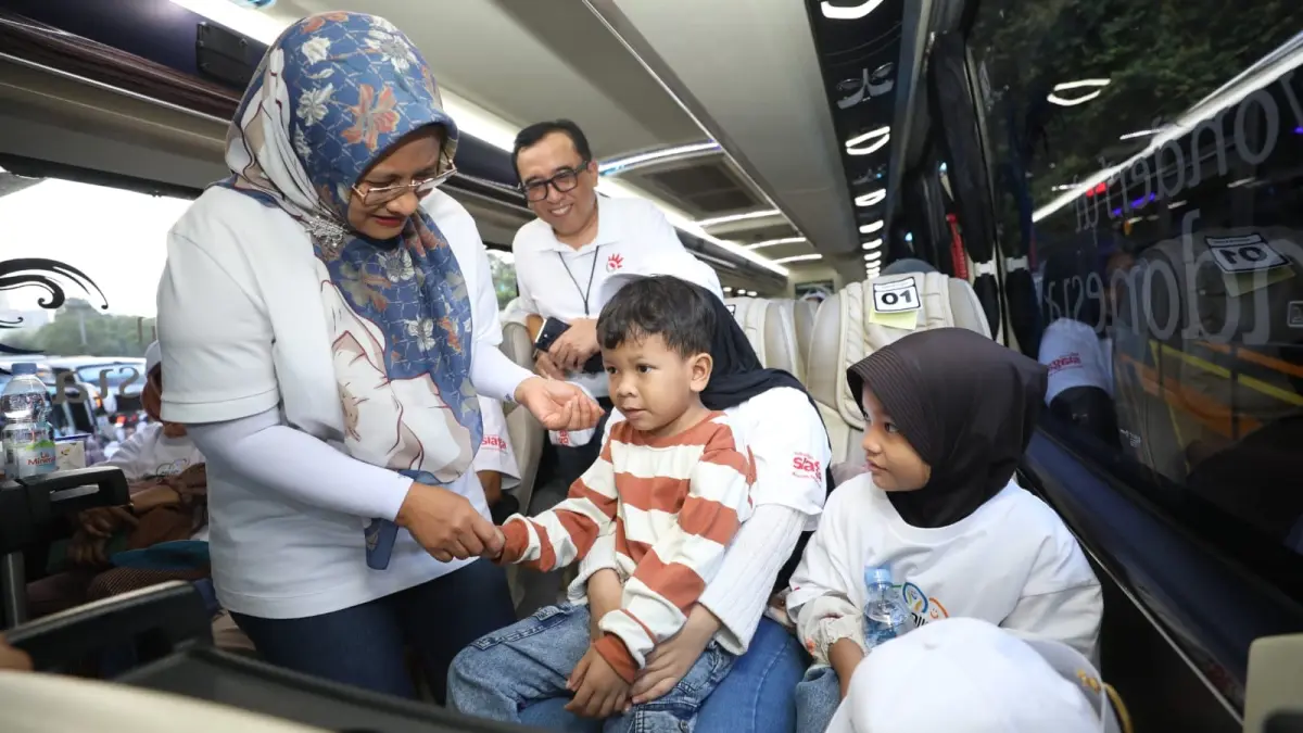 Direktur Utama Telkom Dian Siswarini saat meninjau bus mudik dan berinteraksi dengan peserta mudik TelkomGroup sebelum flag off program "Mudik Nyaman Bersama BUMN Danantara," di Stadion Gelora Bung Karno Jakarta, Selasa (17/3). (Istimewa)