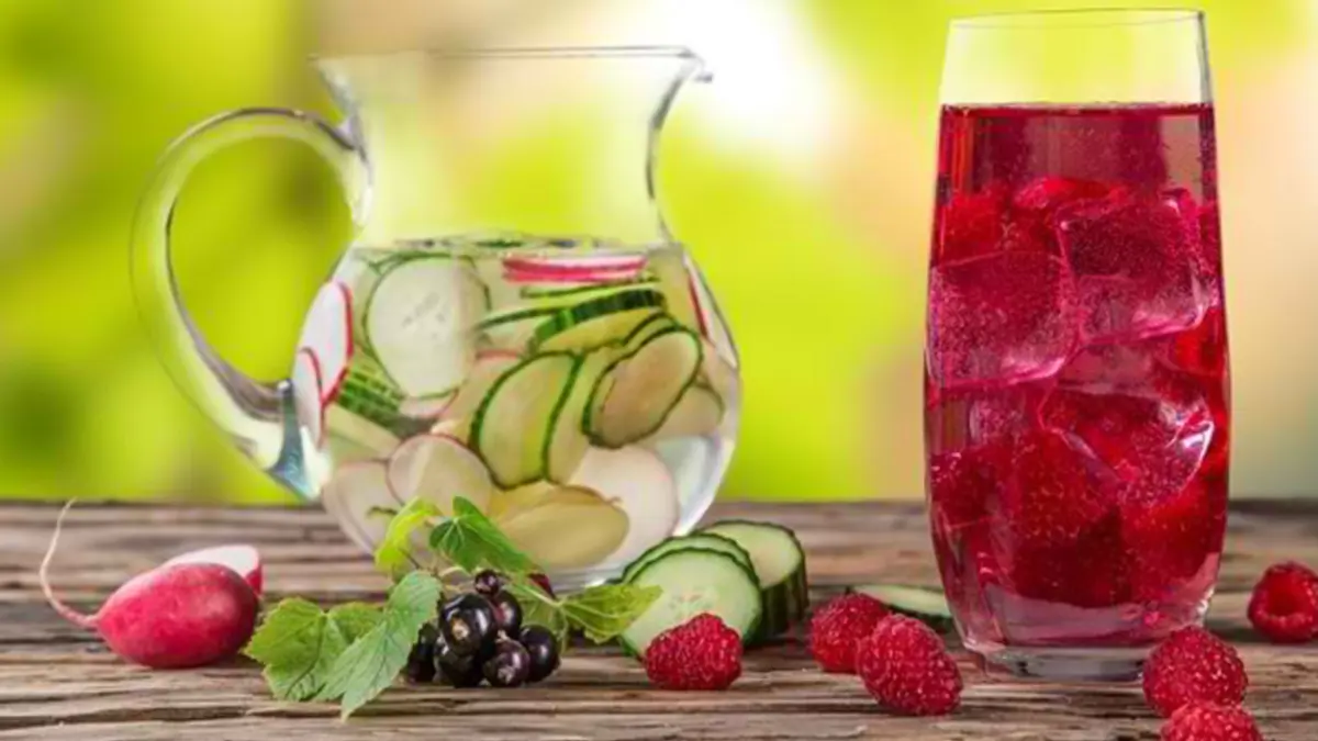 Minuman Infused Water dan Jus Berry. (Dok Unair)