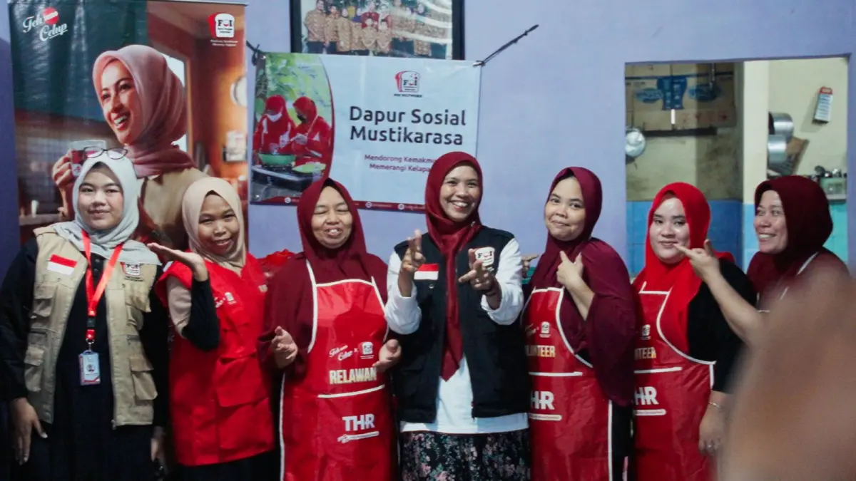 Para ibu relawan terlibat mulai dari proses persiapan bahan, memasak hidangan, menyiapkan seduhan teh hangat hingga pengemasan sebelum didistribusikan menjelang waktu berbuka puasa. (Istimewa)