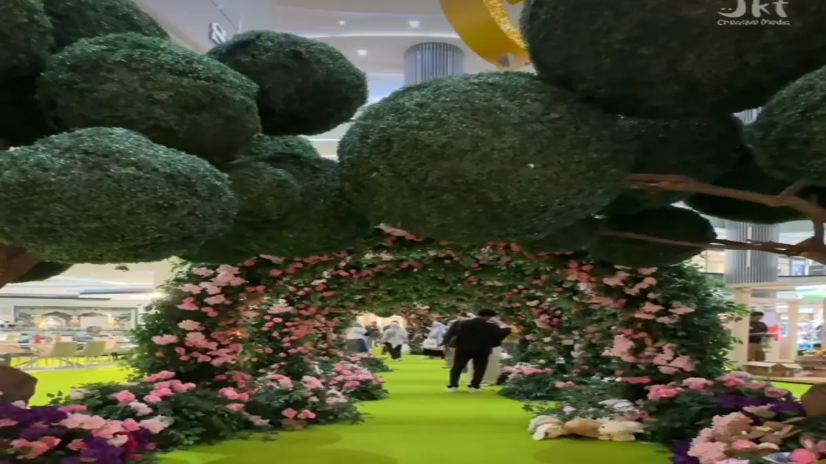 Instalasi terowongan bunga di area event “Beyond The Blooms” Lippo Mall Puri (Reels @jktcreativemedia)