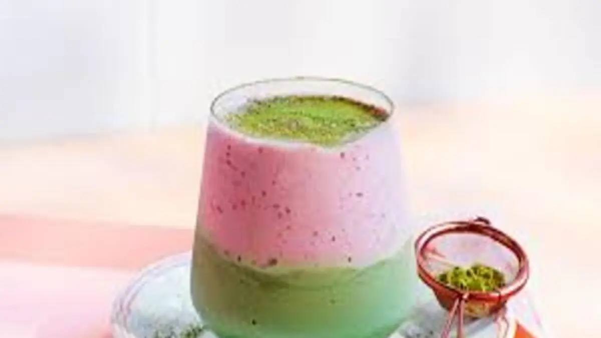 Salah satu kreasi matcha viral “Strawberry Matcha Latte”. (Istimewa)