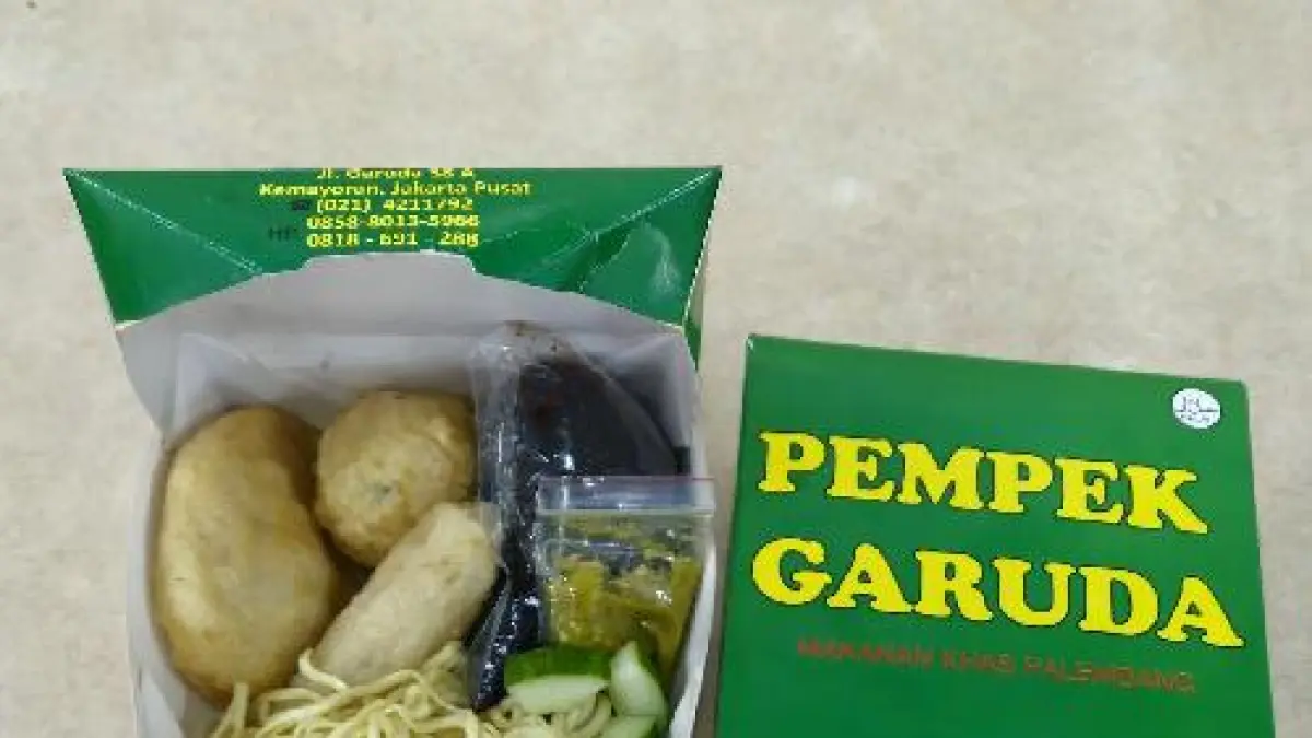 Jalan Garuda dikenal sebagai salah satu sentra penjualan pempek yang cukup populer di Jakarta. (Istimewa)