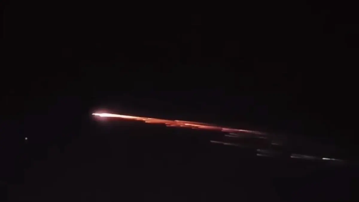 Sampah Antariksa Terbakar di Langit Indonesia. (TikTok)