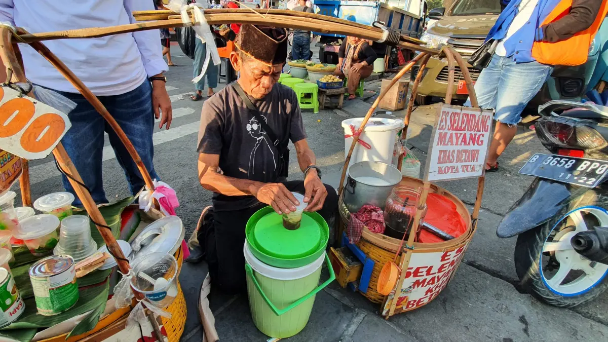 Es selendang mayang menjadi salah satu kuliner tradisional khas Betawi yang hingga kini masih bertahan di tengah gempuran minuman modern. (Istimewa)