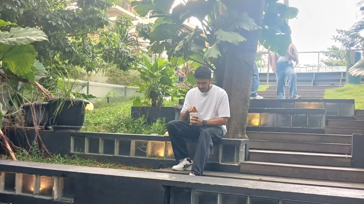 Tanatap Coffee Ampera dikenal dengan konsep arsitektur terbuka yang memadukan beton ekspos dengan elemen alami. (Bintang Pradewo/ JawaPos.com)