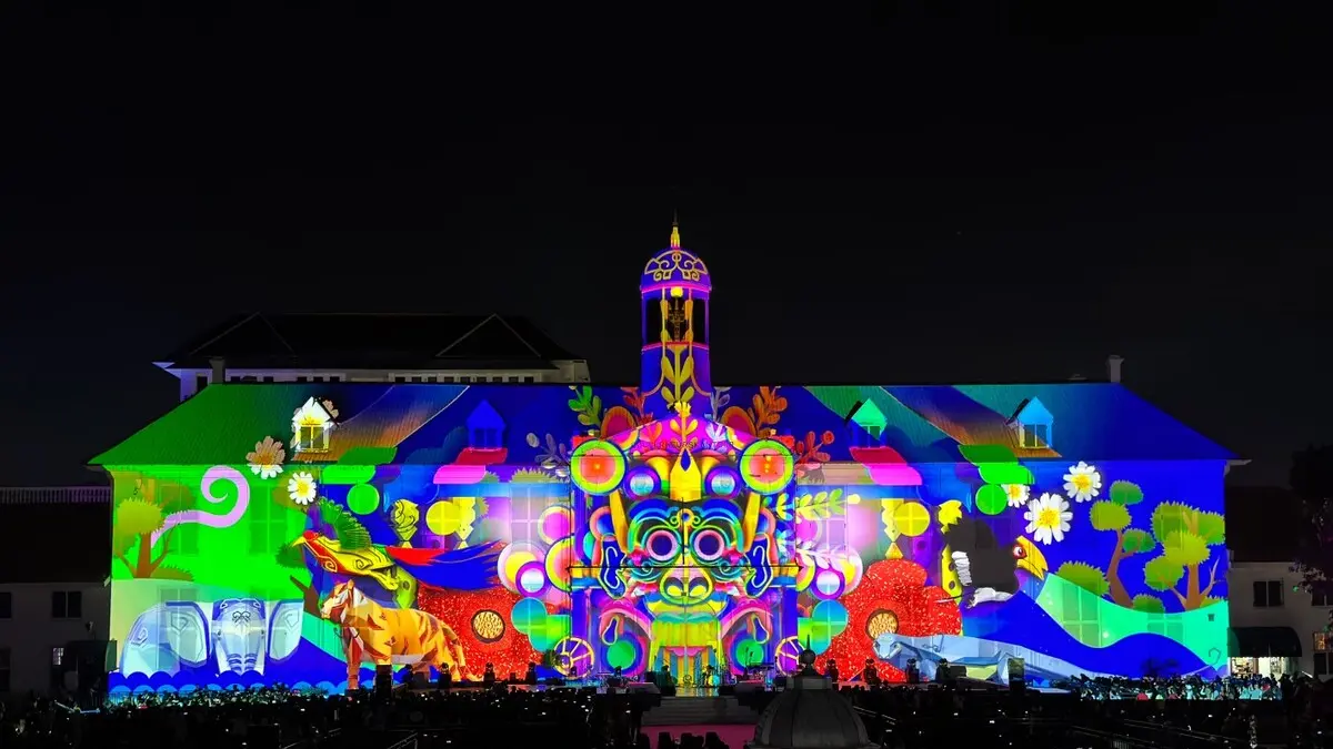 Video mapping dengan kanvas Gedung Museum Fatahillah saat perayaan Hari Kemerdekaan Indonesia Ke-80. (Istimewa)