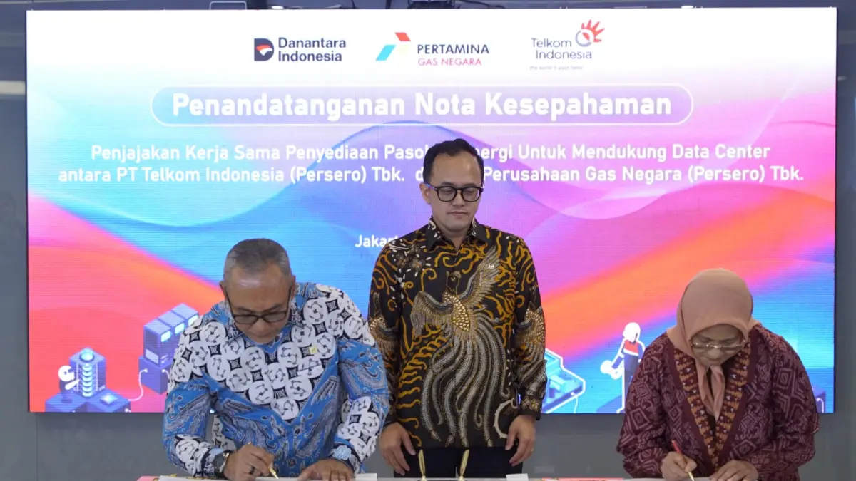 Penandatanganan Nota Kesepahaman (MoU) oleh Direktur Utama Telkom Dian Siswarini (paling kanan) dengan Direktur Utama PGN Arief Kurnia Risdianto (paling kiri) dan disaksikan langsung oleh Senior Director of Business Performance and Assets Optimization Danantara Indonesia Bhimo Aryanto (tengah) di Jakarta, Jumat (10/4). (Istimewa)