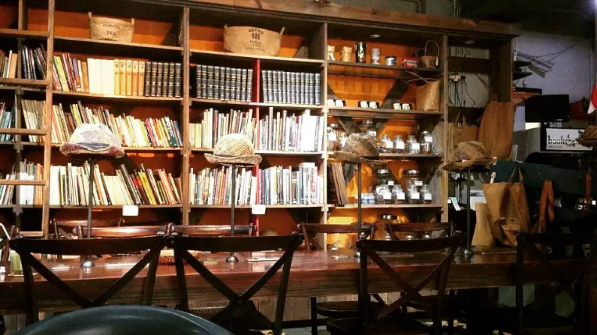 Bookopi, coffee shop dengan konsep book cafe di Jakarta Selatan (pic by IG @bookopi)