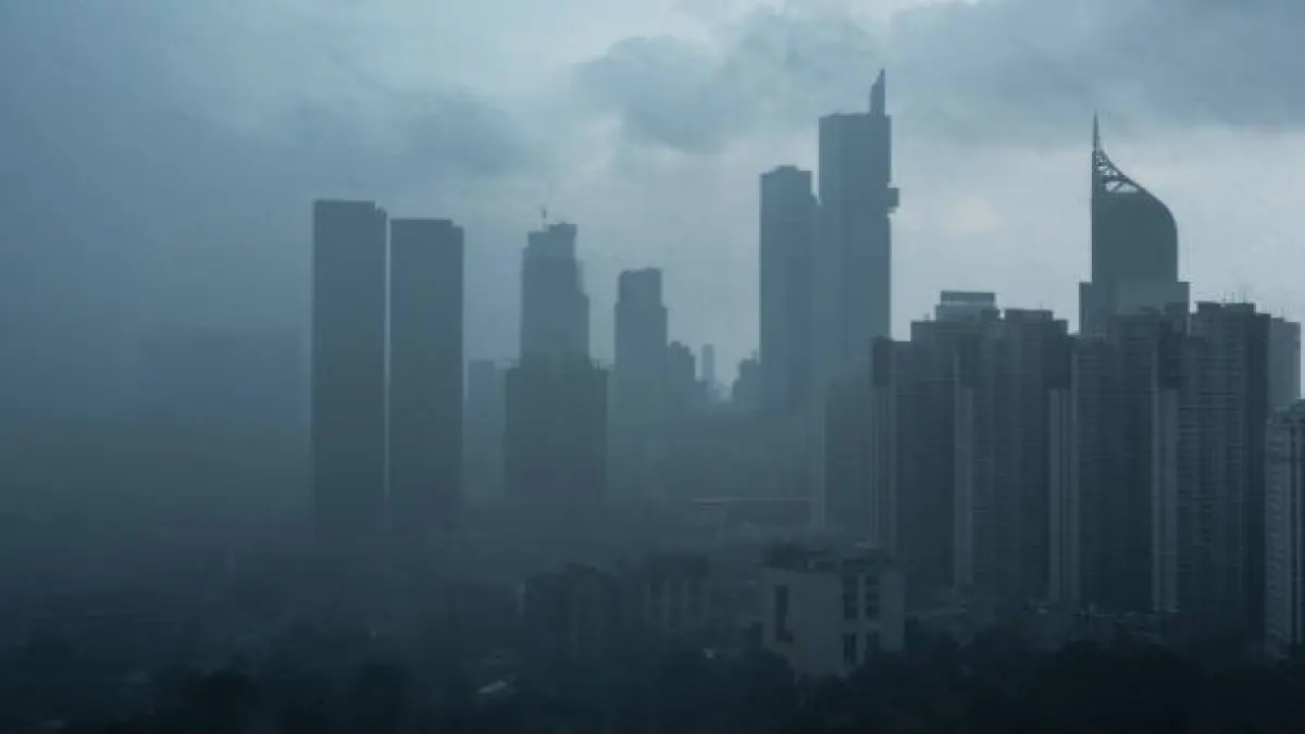 Cuaca ekstrem yang melanda Jakarta dalam beberapa waktu terakhir membuat aktivitas harian, termasuk berangkat dan pulang kerja, jadi penuh tantangan. (Getty Images)