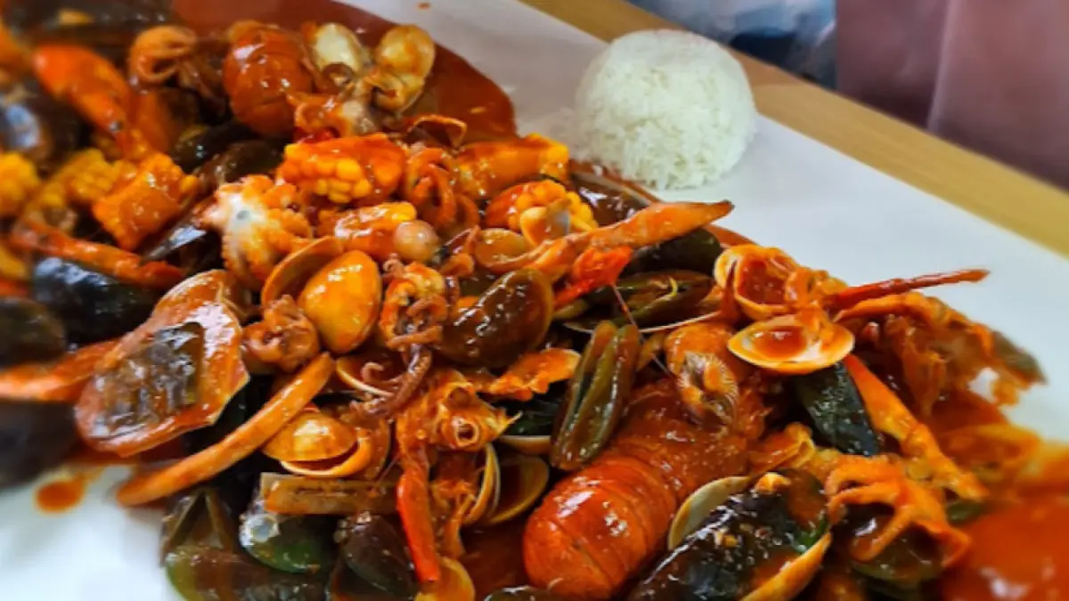 Menu seafood tumpah di Seafood. (Dok. Google Maps)
