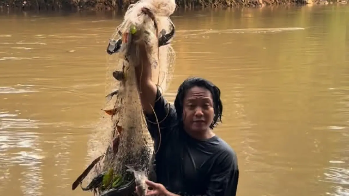 Arief Kamarudin, seorang pemuda asal Jagakarsa yang mendokumentasikan upayanya membersihkan ikan sapu-sapu di Sungai Ciliwung. (Instagram)