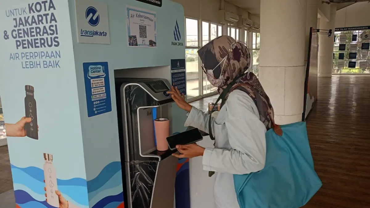 Kalau dulu orang keluar rumah paling cek tiga hal. dompet, HP dan kunci, sekarang ada satu lagi yang mulai wajib, tumbler. (PAM Jaya)