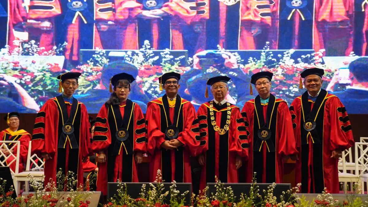 Universitas Pelita Harapan (UPH) kembali menegaskan komitmennya dalam menghadirkan pendidikan tinggi yang unggul dan berdampak melalui Sidang Terbuka Upacara Pengukuhan Lima Guru Besar dari berbagai disiplin ilmu. (Dok UPH)