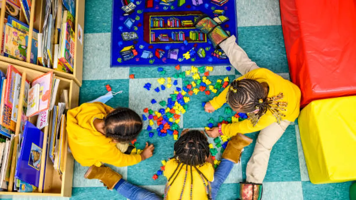 Daycare atau tempat penitipan anak sering kali menjadi solusi bagi orang tua yang bekerja untuk memastikan anak tetap terawat selama jam kerja. (Getty Images)
