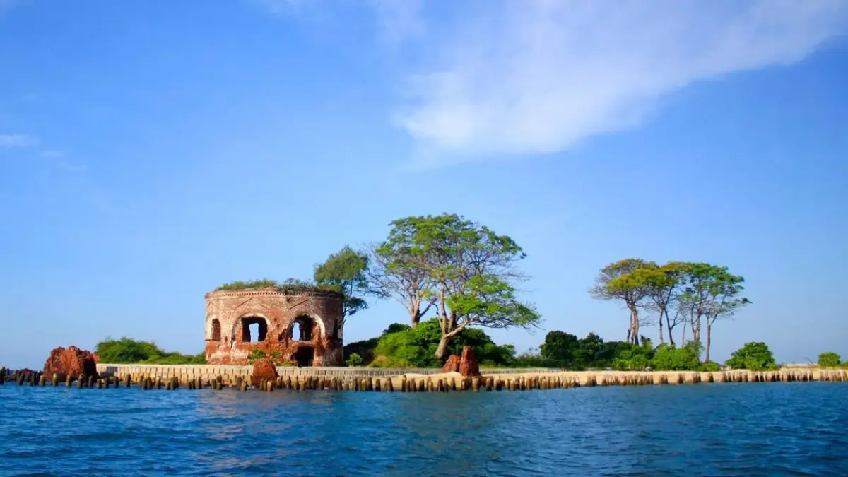 ILUSTRASI: Pulau Kelor di Kepulauan Seribu. Pulau ini bukan cuma soal pantai cantik, tapi juga tentang sejarah, vibes santai, dan spot sunset yang bikin betah berlama-lama. (Instagram)