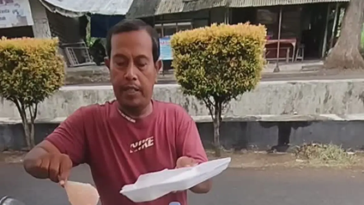 Penjual bubur ayam menjadi salah satu pemandangan yang mudah ditemui di berbagai sudut Jakarta, terutama pada pagi hari. (Instagram)