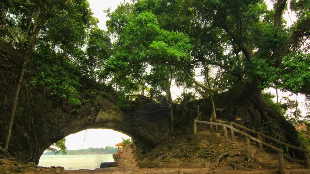 Pantai Karang Bolong, salah satu ikon pantai di kawasan Anyer. (Dok Indonesiakaya)