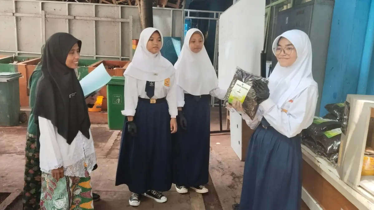 Tim Verifikator Adiwiyata melakukan penilaian program sekolah peduli dan berbudaya lingkungan di SMPN 12 Jakarta, Kebayoran Baru, Jakarta Selatan. (Istimewa) 