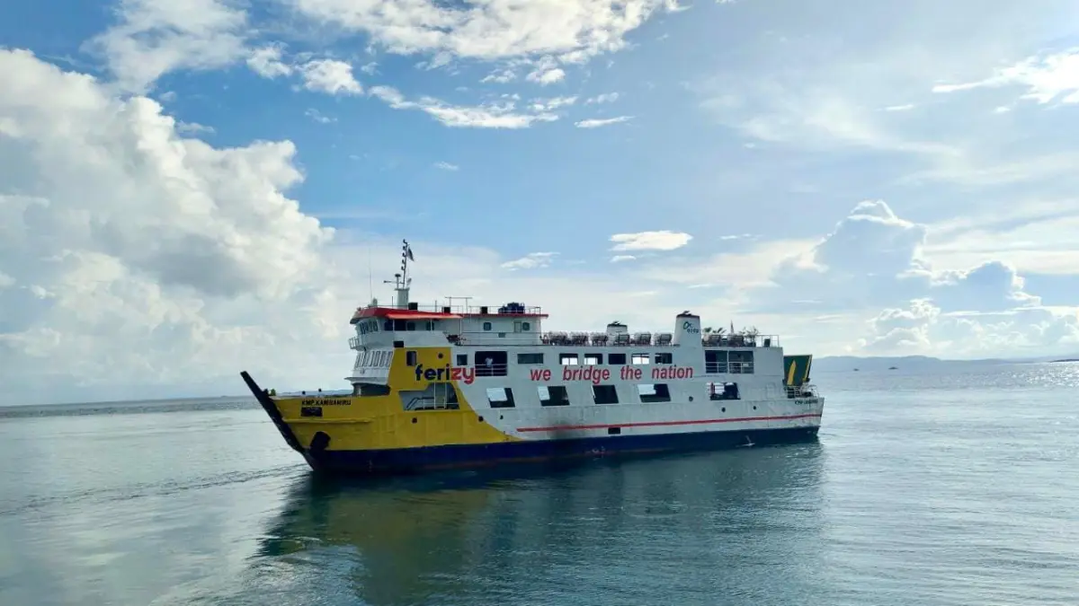 Dua layanan yang sering dibandingkan masyarakat adalah kapal ASDP dan kapal PELNI. Meski sama-sama beroperasi di laut, keduanya memiliki perbedaan signifikan dari sisi biaya, waktu tempuh, hingga kenyamanan. (Dok ASDP)