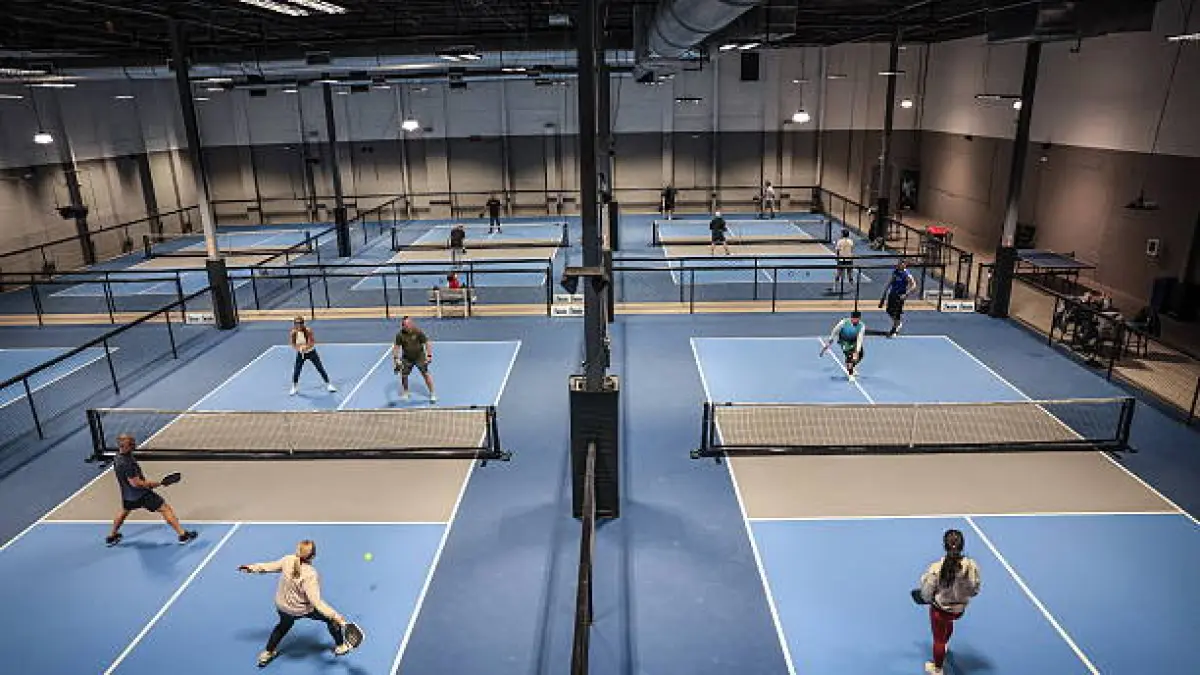 Pickleball lagi naik daun banget. Dari yang awalnya cuma populer di luar negeri, sekarang olahraga ini mulai ramai dimainkan di Indonesia dan sering muncul di media sosial. (Getty Images)
