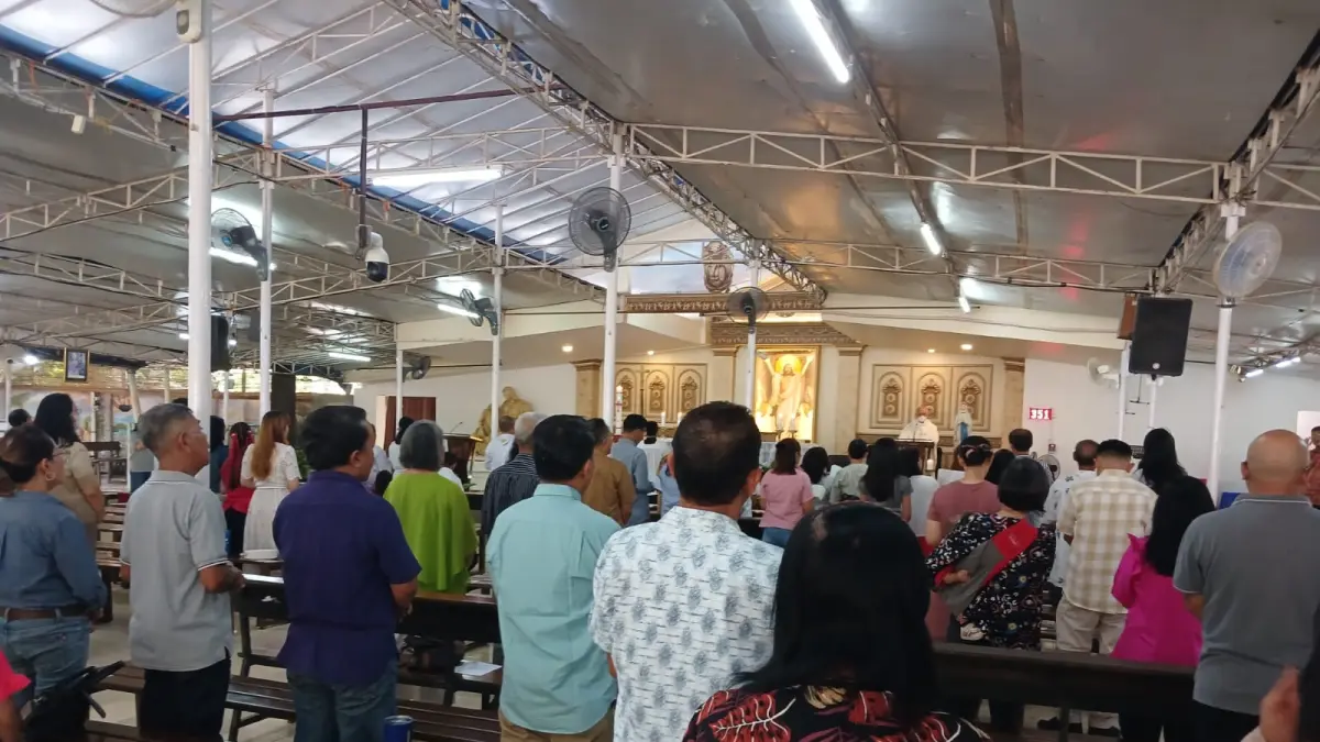 Suasana sukacita terlihat saat misa Pesta Paskah yang diadakan di Gereja Santo Joannes Baptista, Parung, Bogor, Minggu (10/5). (Bintang Pradewo/ JawaPos.com)