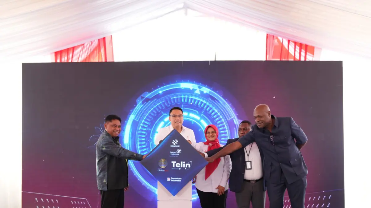 (kiri ke kanan) Gubernur Kepala Daerah Papua yang diwakili oleh L. Christian Sohilait, Wakil Menteri Komunikasi dan Digital RI Angga Raka Prabowo, Direktur Utama Telkom Dian Siswarini, Wakil Konsulat Papua Nugini di Jayapura Leon Galemo, dan CEO PNG DataCo Paul Komboi meresmikan kabel laut lintas batas pertama yang menghubungkan Indonesia dan Papua Nugini, Jumat (8/5). (Istimewa)