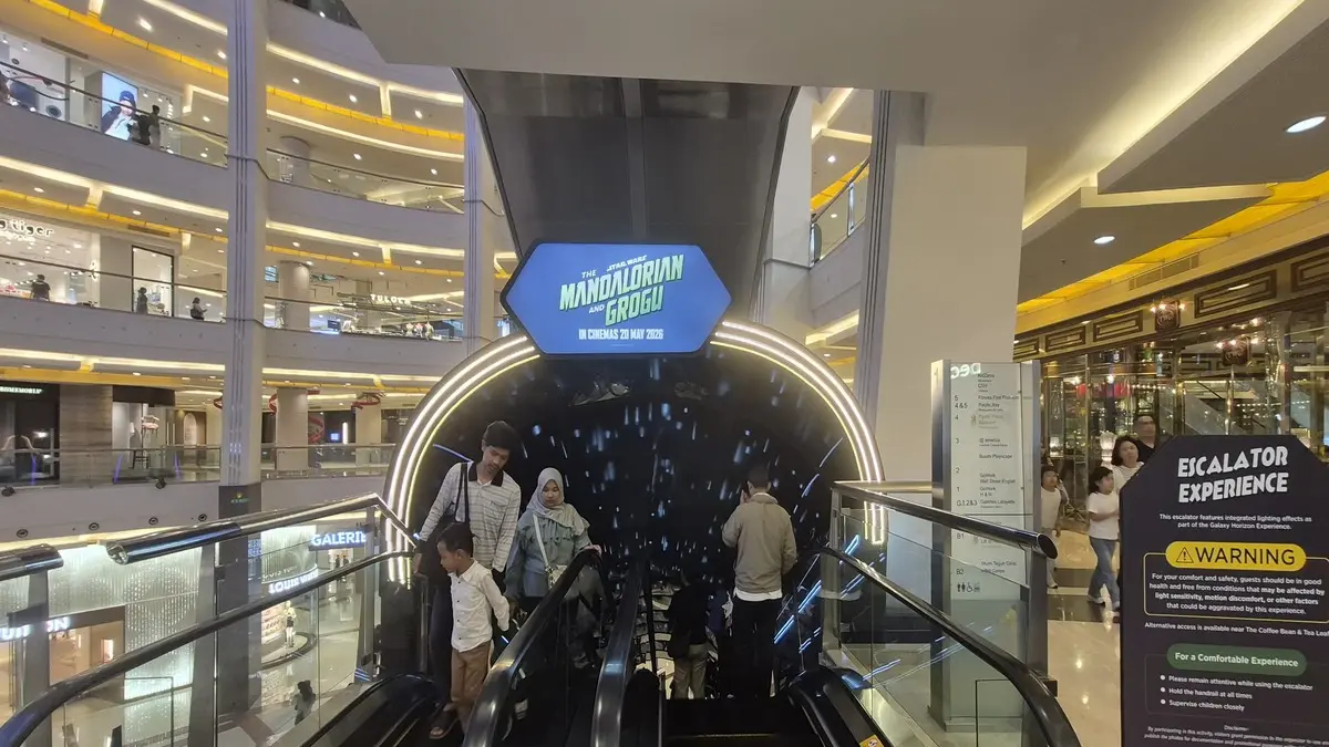 Escalator Experience di Pacific Place dengan tema portal galaksi (dokumentasi pribadi)