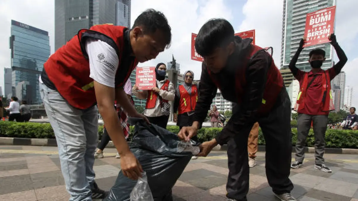Mulai sekarang, kebiasaan buang sampah asal campur kayaknya harus mulai ditinggalin. (Getty Images)
