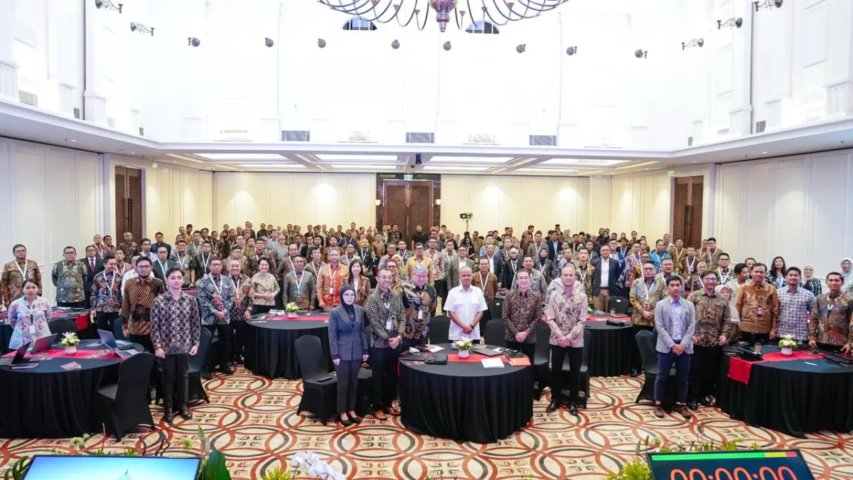 Direktur Enterprise & Business Service Telkom Veranita Yosephine, Direktur IT Digital Telkom Faizal Rochmad Djoemadi, serta Direktur Strategic Business Development & Portfolio Telkom Seno Soemadji dalam forum strategis Transformasi Digital BUMN yang diselenggarakan oleh Danantara Indonesia di Wisma Danantara, Jakarta, Senin (5/5). (Istimewa)