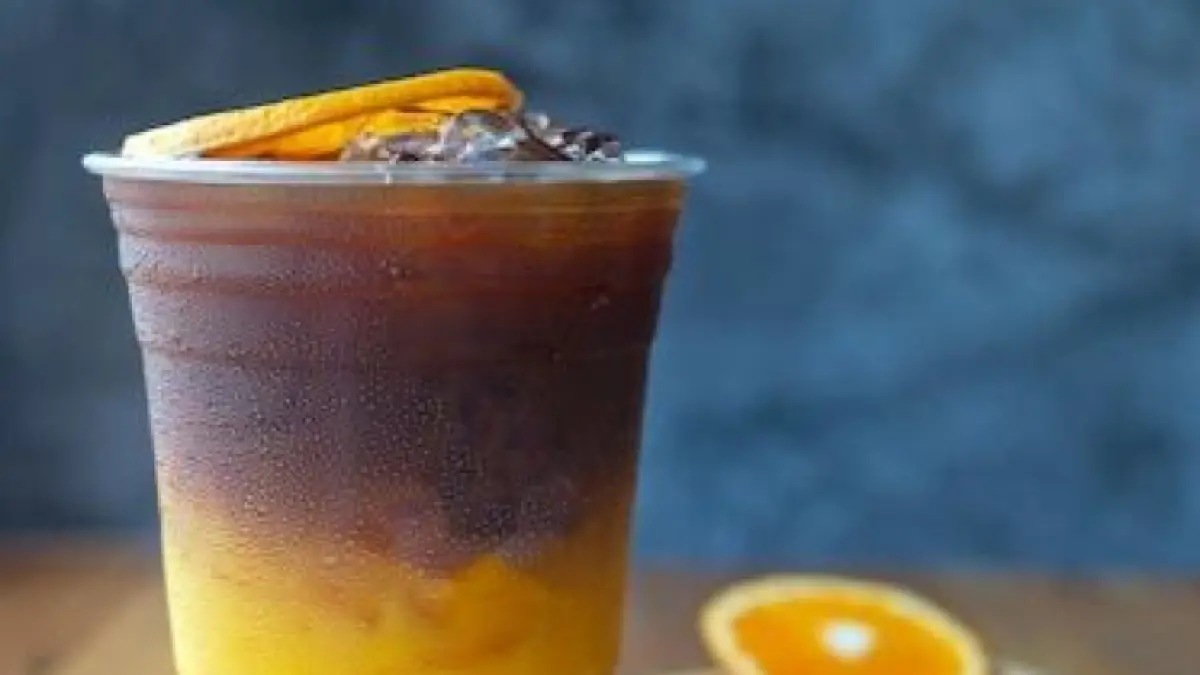 Fruit Americano, Racikan Kopi Hitam dengan Sentuhan Buah yang Menyegarkan. (magnific.com)