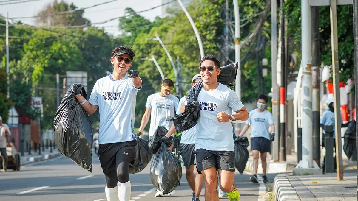 Plogging merupakan aktivitas olahraga sambil memungut sampah di sekitar jalan, taman, trotoar, atau area publik lainnya. (Istimewa)