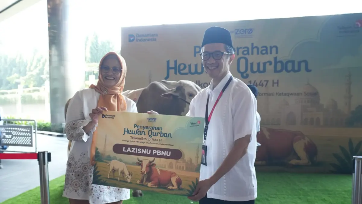 Direktur Utama Telkom Dian Siswarini didampingi Direktur Human Capital Management Telkom Willy Saelan pada kegiatan seremonial penyerahan hewan kurban di Vertical Garden Telkom Hub, Jumat (22/5). (Dok Telkom)