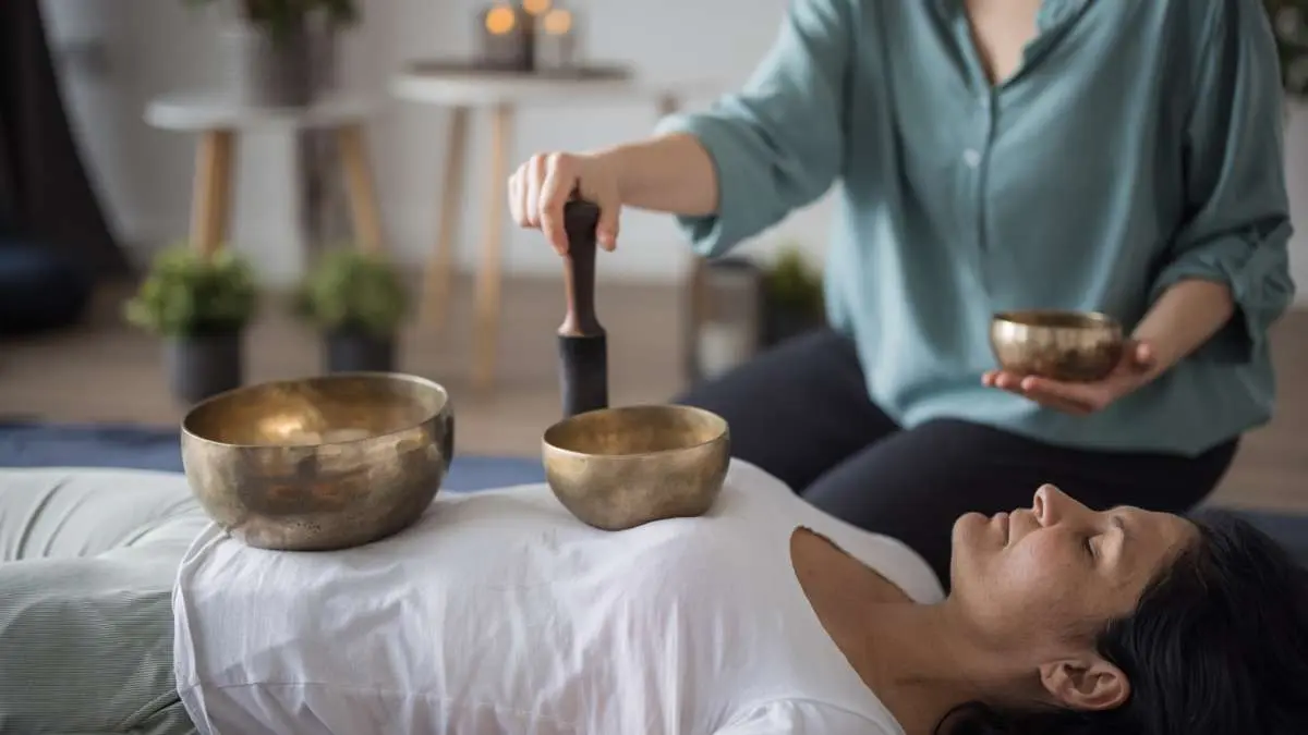 Metode relaksasi yang belakangan makin sering dibahas adalah sound healing atau terapi suara. (uclahealth.org)