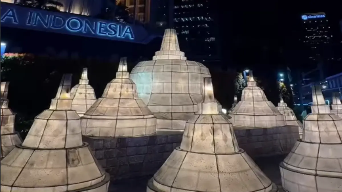 Instalasi replika Candi Borobudur terpasang di depan Plaza Indonesia (SS Reels @jktcreativemedia)