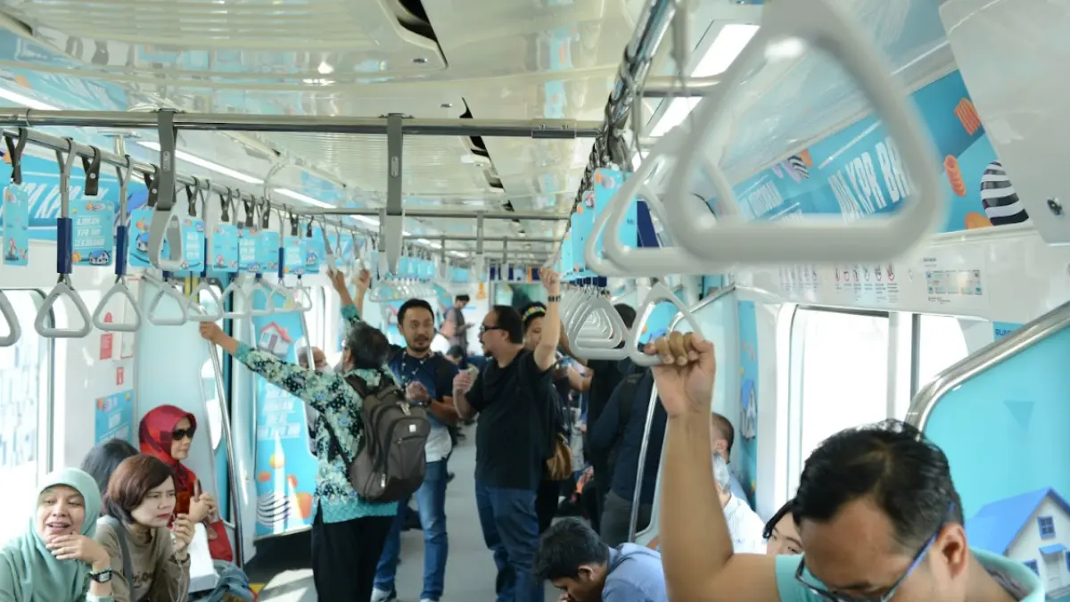 Transportasi umum sudah menjadi bagian penting dari kehidupan masyarakat urban, terutama di Jakarta dan kota-kota besar lainnya. (smart city)