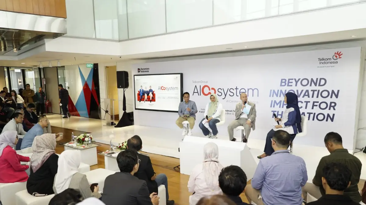 Sesi talkshow pada acara peluncuran AIcosystem bersama Utusan Khusus Presiden Bidang Pembinaan Generasi Muda dan Pekerja Seni (UKP Muda Seni) Raffi Ahmad (kedua dari kanan), Direktur Utama Telkom Dian Siswarini (kedua dari kiri), & Direktur IT Digital Telkom Faizal Rochmad Djoemadi (paling kiri), yang dihadiri oleh talenta digital muda TelkomGroup dan awak media. (Istimewa)
