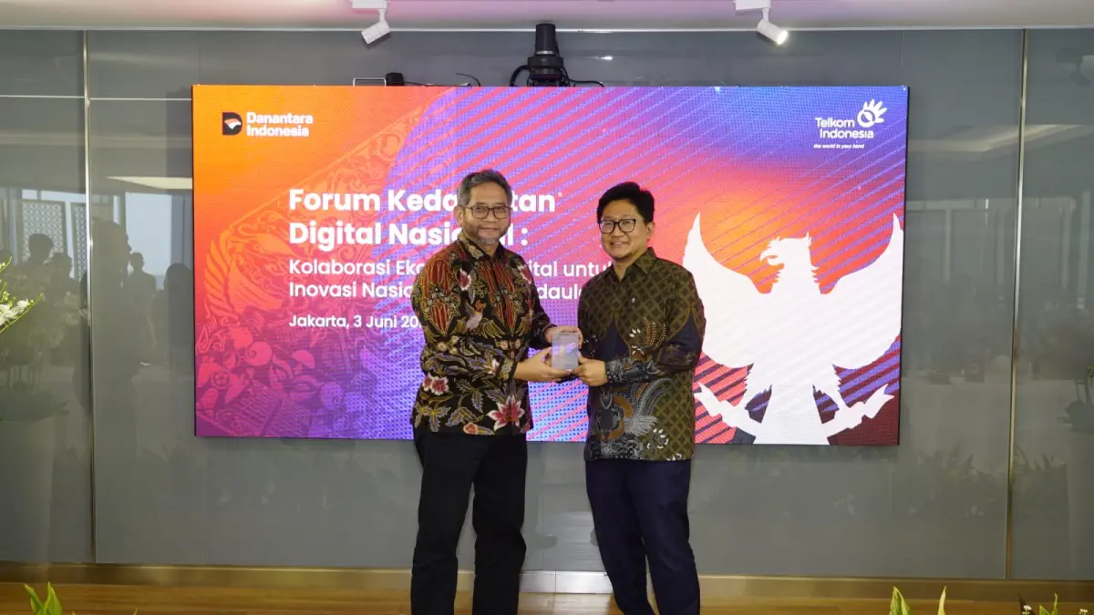 (Kiri ke kanan) Direktur Strategic Business Development & Portfolio Telkom Seno Soemadji bersama Direktur Pengembangan Ekosistem Digital Kementerian Komunikasi dan Digital Republik Indonesia Sonny Hendra Sudaryana dalam Forum Kedaulatan Digital Nasional bertajuk “Kolaborasi Ekosistem Digital untuk Inovasi Nasional yang Berdaulat” di Telkom Landmark Tower, Jakarta, Rabu (3/6). (Istimewa)