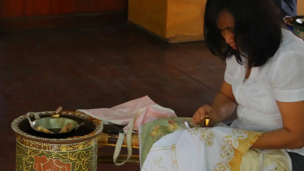 Di tengah hiruk-pikuk ibu kota, terdapat sebuah tempat yang memungkinkan pengunjung belajar membatik secara langsung, yaitu Museum Tekstil Jakarta. (indonesiakaya)