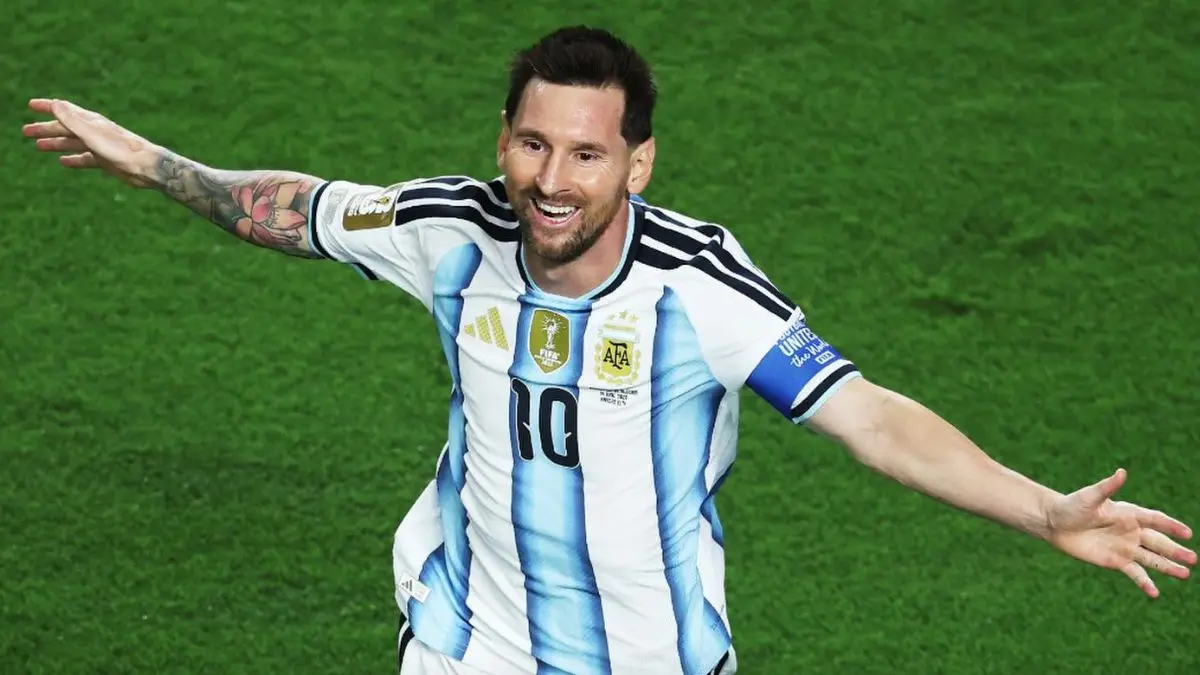 Lionel Messi merayakan hattrick bersejarah ke gawang Aljazair yang membuatnya menyamai rekor gol terbanyak sepanjang sejarah Piala Dunia dengan 16 gol. (FIFA)