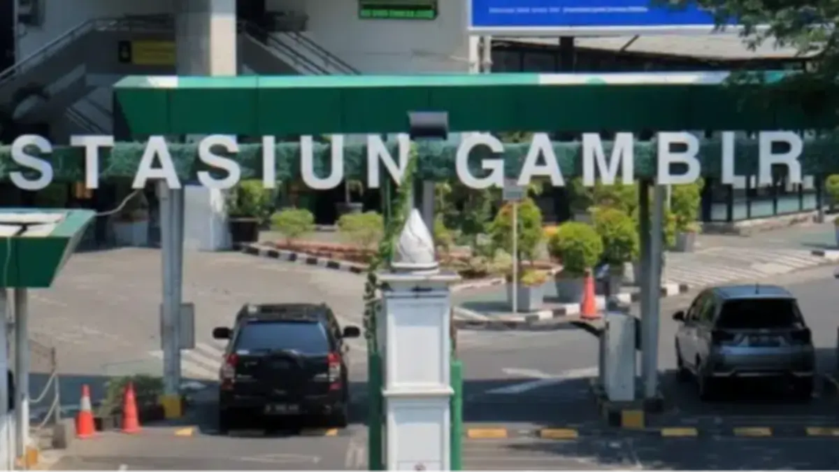Gerbang Masuk Stasiun Gambir (Astra Otoshop)