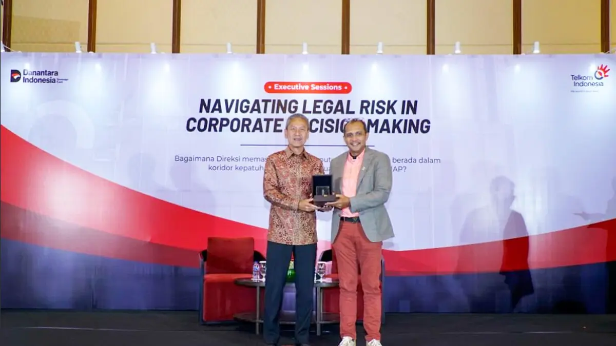 (kiri ke kanan) Direktur Legal & Compliance Telkom Andy Kelana bersama Wakil Menteri Hukum Republik Indonesia Prof. Dr. Eddy O.S. Hiariej, S.H., M.Hum. pada Executive Session Navigating Legal Risk in Corporate Decision Making, Jumat (26/6). 