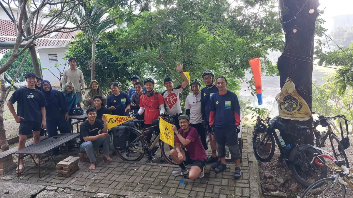 Anggota Mapala UI melepas kegiatan penjelajahan Mochamad Aqil Fajar Asyabani (25)  yang bertajuk Menapak Bumi: Bike-Hiking Jawa-Bali-Lombok di Sekretariat Mapala UI, Depok, Jawa Barat pada Minggu (5/7/2026) pagi. (MAPALA UI)