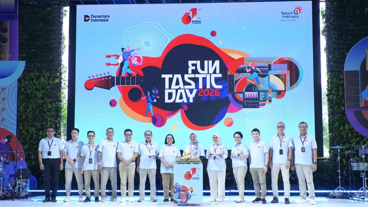 Direktur Utama Telkom Dian Siswarini bersama jajaran Direksi dan Senior Leader TelkomGroup mengunjungi booth Telkom Cycling Community pada rangkaian HUT ke-61 Telkom di The Telkom Hub, Jakarta, Senin (6/7). Kehadiran komunitas internal mencerminkan semangat kolaborasi dalam mendukung transformasi perusahaan. (Istimewa)
